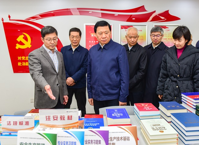 王祥喜在应急管理部信息研究院、大数据中心、研究中心调研时强调  加强科技创新应用 提升支撑保障水平  以信息化推进应急管理现代化